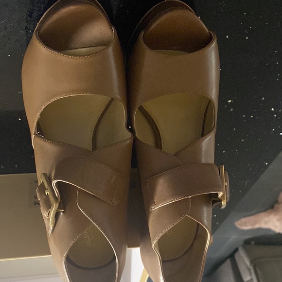 Michael Kors  Eleni Platform Leather  shoes size is  11  color is Luggage. - Picture 8 of 8